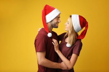 Noel Baba şapkaları genç Çift