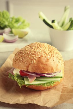 Lezzetli sandviç taze salatalık ile 