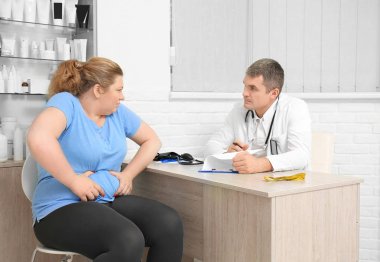 Kilolu kadın Danışma doktor ofisinde sahip