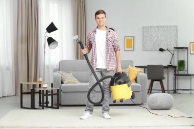 Buhar Buhar oturma odasında temiz olan adam