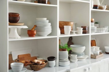 Mutfak seramik ve ahşap dishware ayaklıklı beyaz depolama
