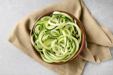 Gri arka plan üzerinde kase spagetti squash