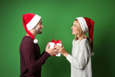 Noel hediyesi ile genç bir çift