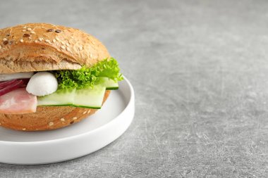 Lezzetli sandviç taze salatalık ile 