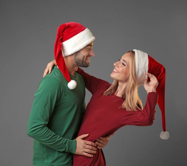 Noel Baba şapkaları genç Çift