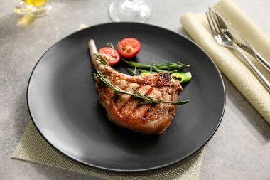 Rosemary ile hizmet lezzetli kaburga 