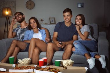 Arkadaşlar evde akşam TV izlerken