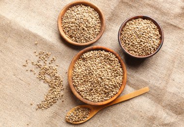 Kase ve kenevir tohumlar üzerinde çul kaşıkla