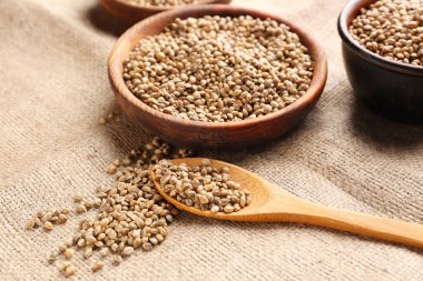 Kase ve kenevir tohumlar üzerinde çul kaşıkla