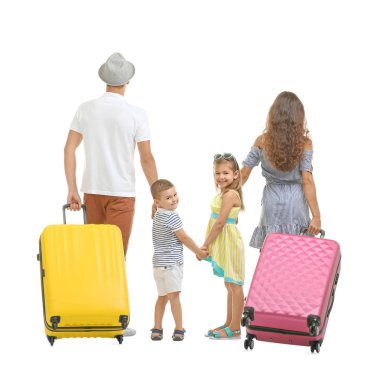 Bavullu aile, beyazlar içinde izole edilmiş.