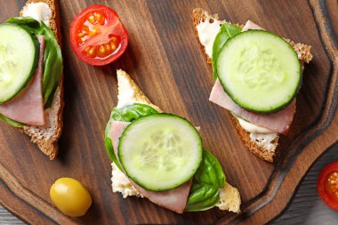 sandviç taze salatalık ile