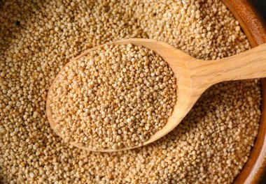 Quinoa tohumları kaşıkla