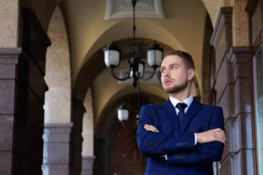 Takım Elbiseli Yakışıklı Adam  