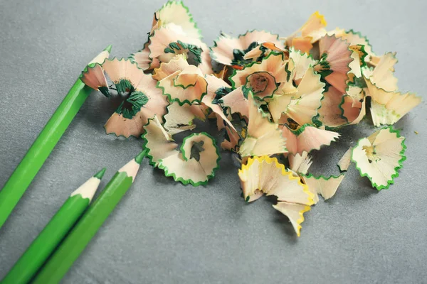 Green pencils with shavings on grey background, close up — Stock Photo, Image