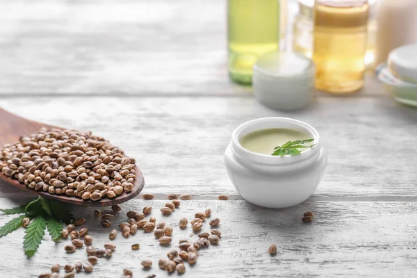 Kavanoz kenevir losyon ile güzel kompozisyon 