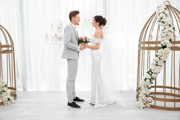 Düğün günü, kapalı mutlu güzel Çift