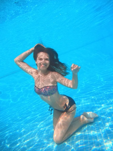 Hermosa mujer nadando en piscina — Foto de Stock