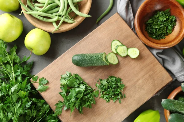 Pepino verde e salsa — Fotografia de Stock