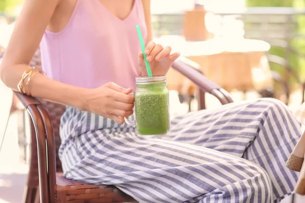 Café taze yüzlü güzel genç kadın