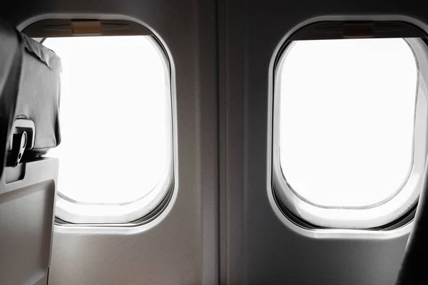 Dwa okna samolotu — Zdjęcie stockowe