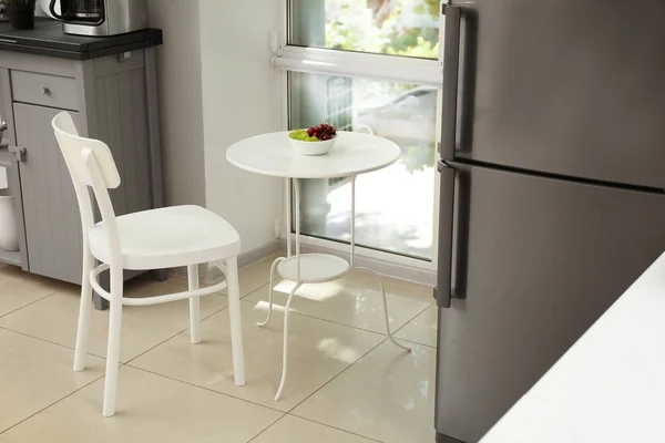 Стол и стул на современной кухне — стоковое фото