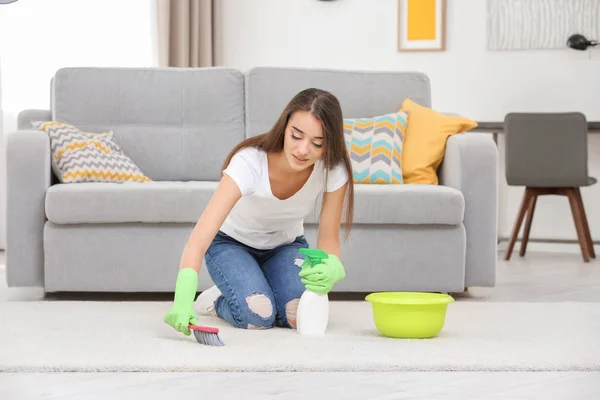 Alfombra de limpieza mujer con cepillo — Foto de Stock