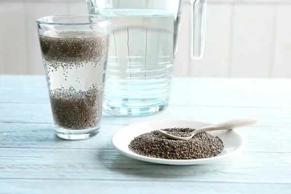 Chia tohum ve su ile kompozisyon