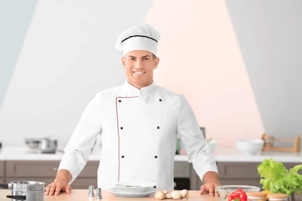 부엌에서 젊은 남자 요리사 — 스톡 사진