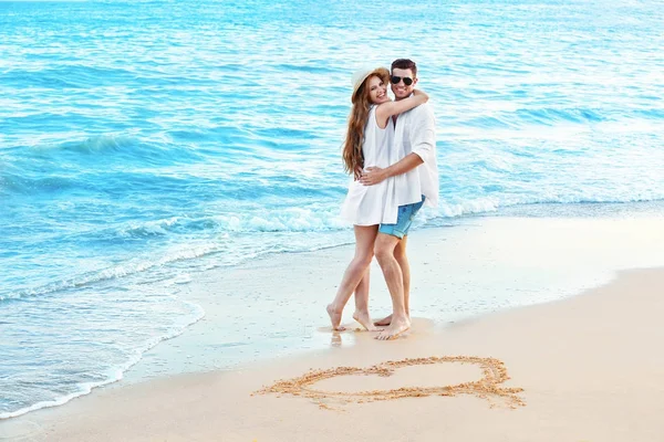 Feliz pareja joven — Foto de Stock