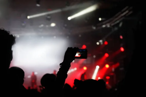 Multidão no concerto de rock ao ar livre — Fotografia de Stock