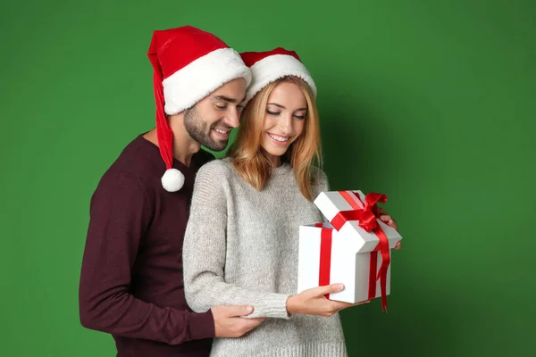 Jovem casal com presente de Natal — Fotografia de Stock