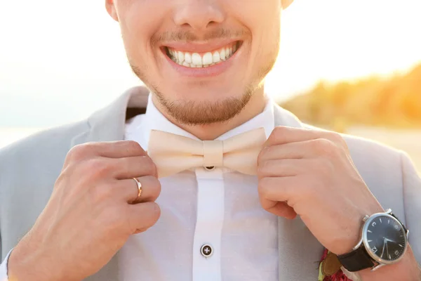 Handsome groom in wedding suit on beach, closeup — Stock Photo, Image