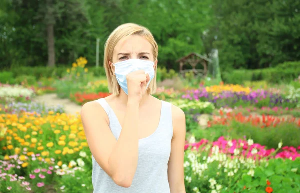 Jovem com alergia ao ar livre — Fotografia de Stock