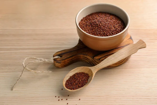 Quinoa rossa in cucchiaio e ciotola di legno — Foto Stock