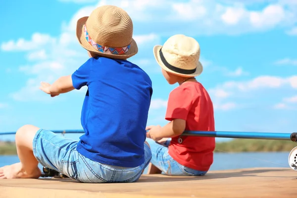 Niedliche Kinder angeln an einem Sommertag — Stockfoto