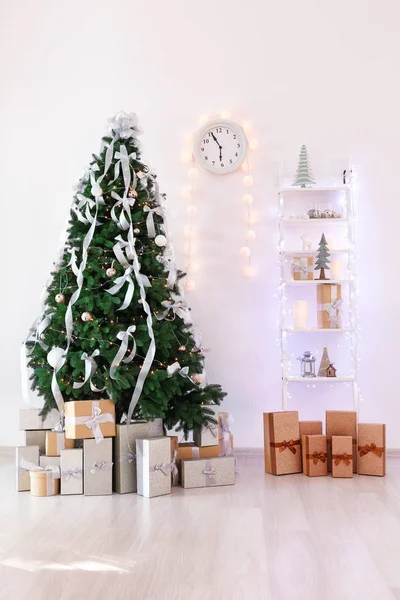 Árbol de Navidad decorado con regalos en sala de luz — Foto de Stock