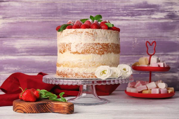 Composição com bolo delicioso — Fotografia de Stock