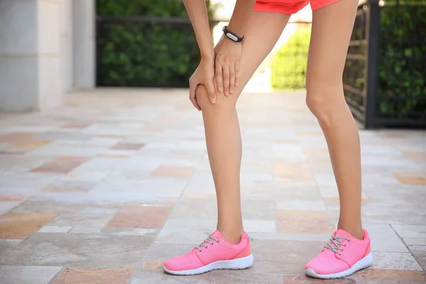 Woman suffering from pain in leg — Stock Photo, Image