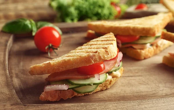 新鮮なキュウリのおいしいサンドイッチ — ストック写真