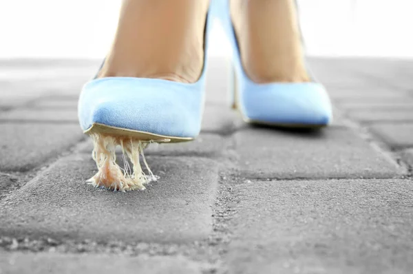 Foot stuck into chewing gum — Stock Photo, Image