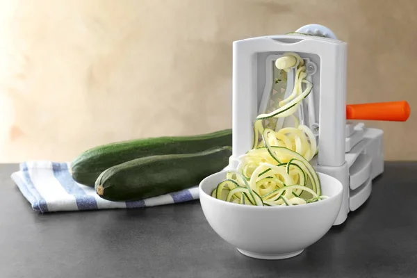 Membuat labu spageti di meja dapur — Stok Foto