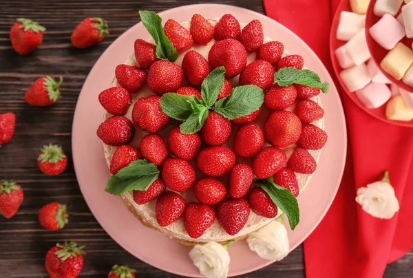Pastel decorado con fresas — Foto de Stock