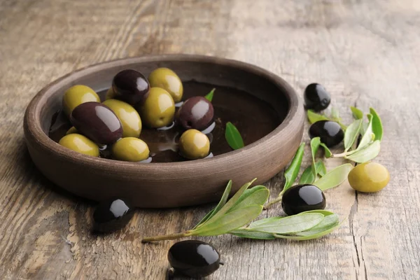 Plat avec différentes olives — Photo
