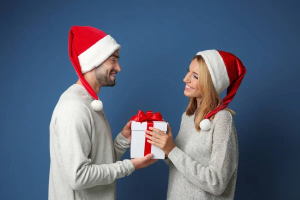 Jovem casal com presente de Natal — Fotografia de Stock