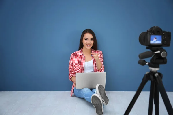 Vidéo de l'enregistrement du blogueur féminin — Photo