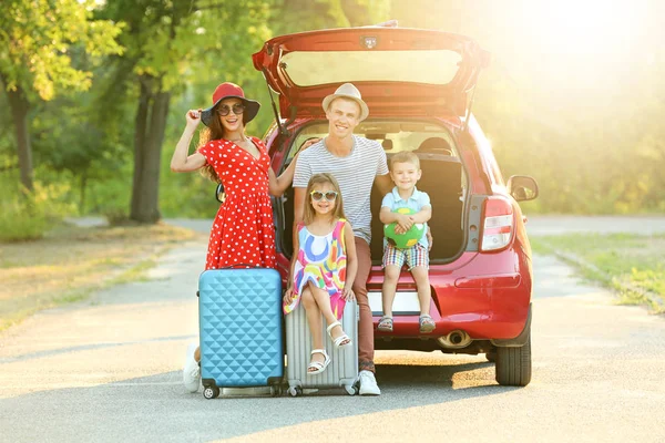 Happy family next to car in countryside — Stock Photo, Image