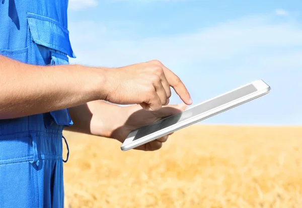 Mannelijke boer bedrijf tablet — Stockfoto