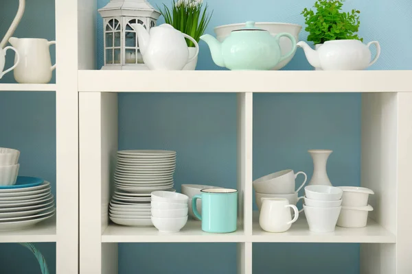 Біла підставка для зберігання з керамічним посудом — стокове фото