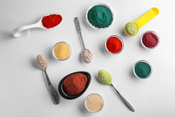 Кухонные принадлежности с различными красочными порошками суперпитания — стоковое фото