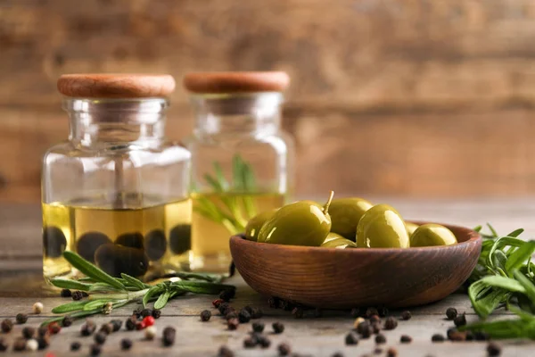 Sammansättning med friska oliver och olja — Stockfoto